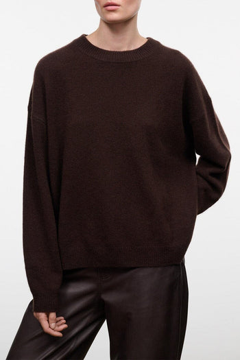 Cashmere crewneck sweater in dark chocolate with ribbed cuffs and hem