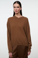 Cashmere sweater in cigar brown with V-neck and long sleeves