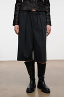 Smoke shorts with elastic waist, front pleats, dark knee-length hem