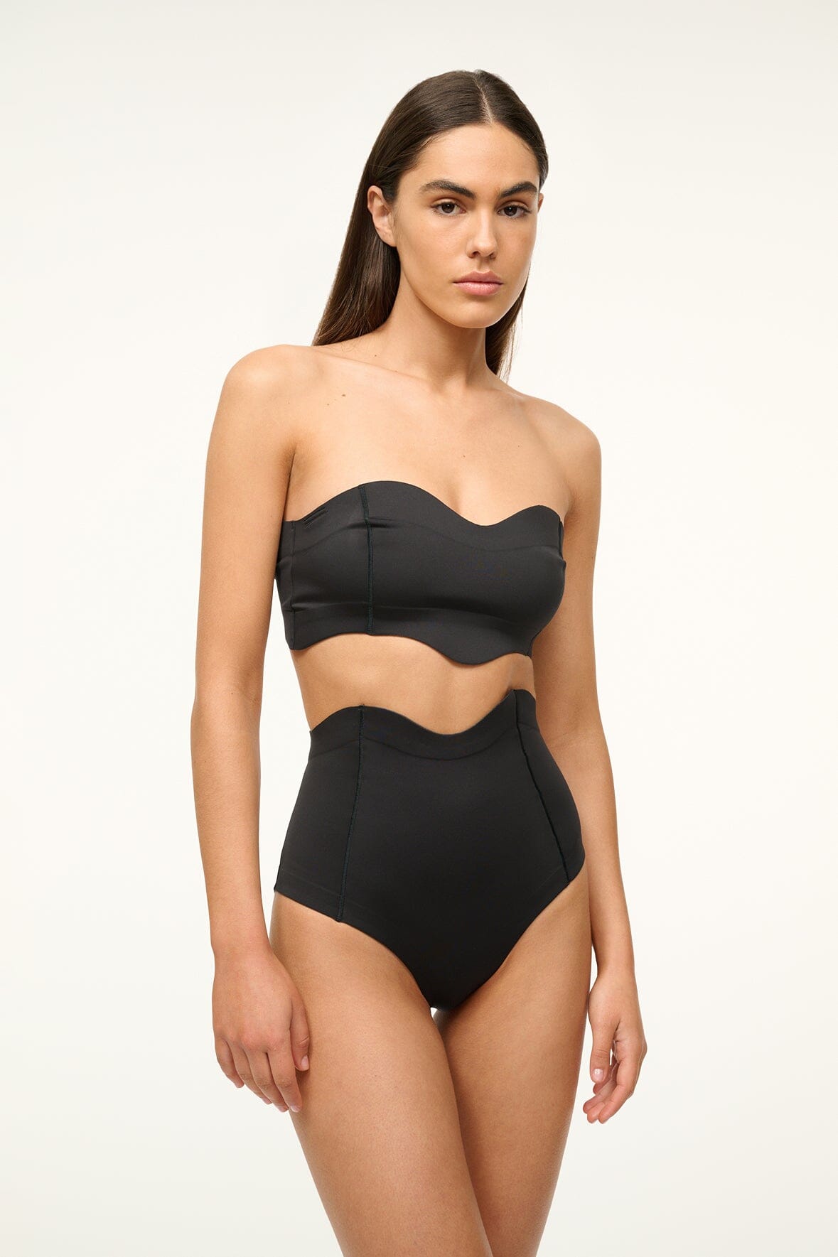 I costumi neri più accattivanti dell'estate 2024, impossibile non averli! 99 187 WAVY BLACK TWO PIECE retouch top 1290 web 07f59484 ad08 4434 a596 ea84d1fe8835