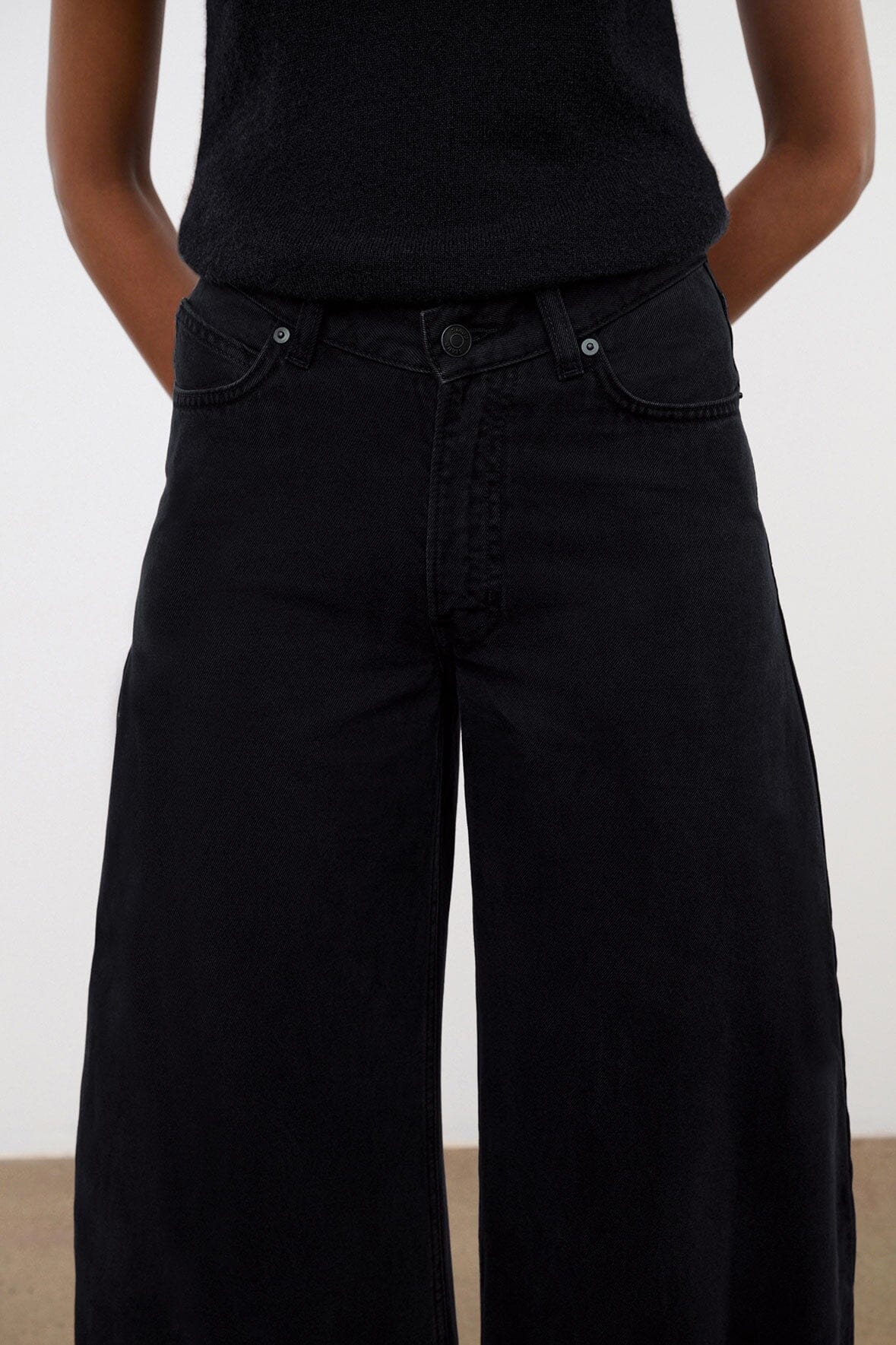 Image JACKSON STUDDED BARREL JEAN | BLACK 5 of 11 and Clicking this image will trigger a zoom pop-up