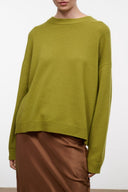 Relaxed crew cashmere sweater in green with ribbed crew neck and cuffs