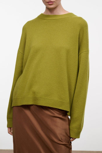 Relaxed crew cashmere sweater in green with ribbed crew neck and cuffs
