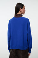 Cobalt cashmere sweater with crew neck and long sleeves