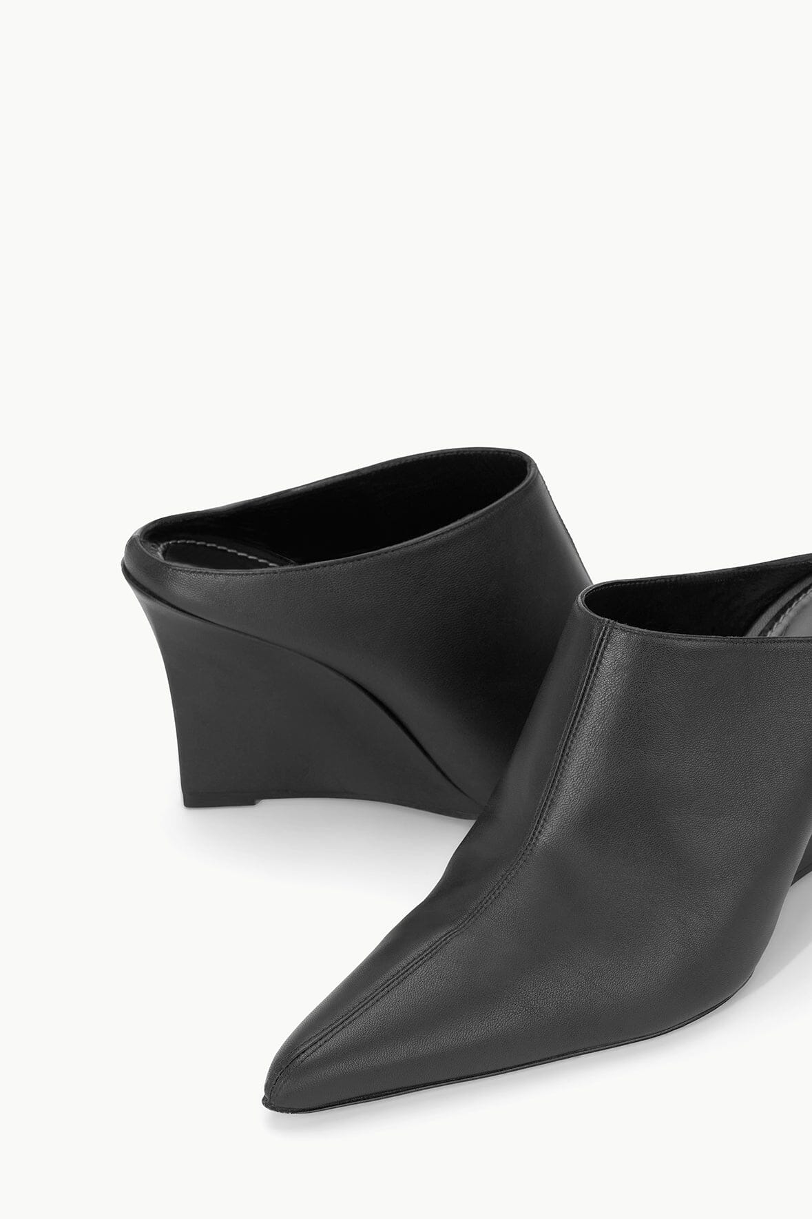 【argue×U-DOT】ASYMMETRICAL MULE 24㎝ AMÉ Leather Mules with Asymmetric Toe - Black | COOSH