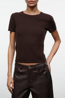 Dark chocolate cashmere T-shirt with crew neck and short sleeves, fitted