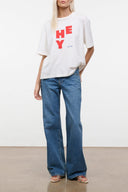 Relaxed white T-shirt with red HEY graphic, crew neck and short sleeves